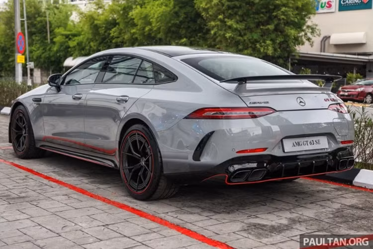 Khi chạy ở chế độ thuần điện, xe có thể di chuyển tối đa 12 km với vận tốc lên đến 130 km/h. Tại thị trường Malaysia, giá xe Mercedes-AMG GT 63 S E Performance F1 Edition được bán ra từ 2.118.888 ringgit (tương đương 10,53 tỷ đồng).