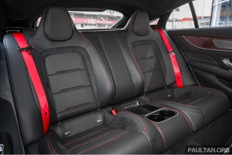 Khu vực taplo và tapi cửa cũng đều được ốp bằng chất liệu sợi carbon. Các đường chỉ đỏ cũng được điểm xuyết nhiều khu vực trên xe làm điểm nhấn.