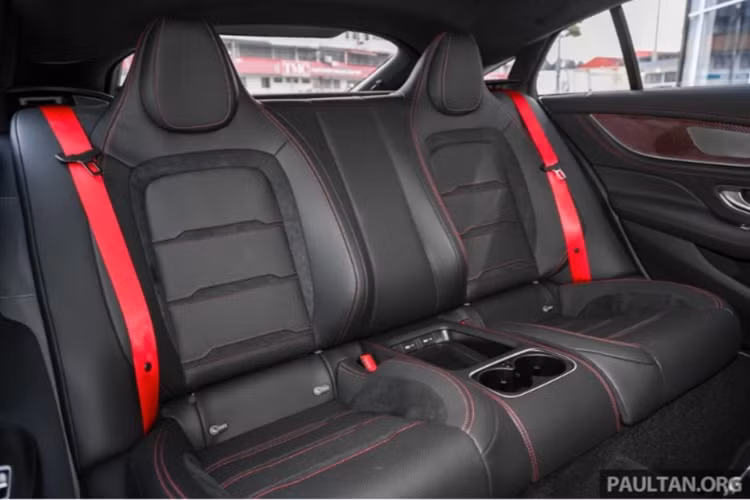 Khu vực taplo và tapi cửa cũng đều được ốp bằng chất liệu sợi carbon. Các đường chỉ đỏ cũng được điểm xuyết nhiều khu vực trên xe làm điểm nhấn.