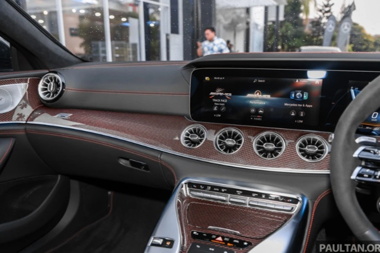 Xe có ghế được bọc da Exclusive Nappa cao cấp kết hợp các chi tiết trang trí bằng chất liệu Dinamica và dây đai an toàn màu đỏ.