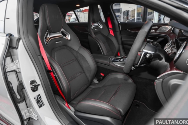 Về nội thất, xe có khoang cabin rộng rãi, đầy đủ tiện nghi với vô lăng thể thao AMG, đi cùng các phím xoay giao diện mới được bọc da Nappa và Dinamica kết hợp các đường chỉ màu đỏ.