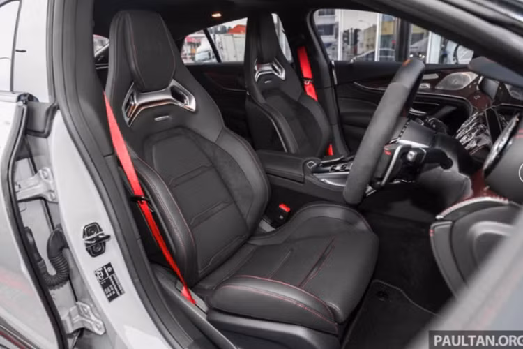 Về nội thất, xe có khoang cabin rộng rãi, đầy đủ tiện nghi với vô lăng thể thao AMG, đi cùng các phím xoay giao diện mới được bọc da Nappa và Dinamica kết hợp các đường chỉ màu đỏ.