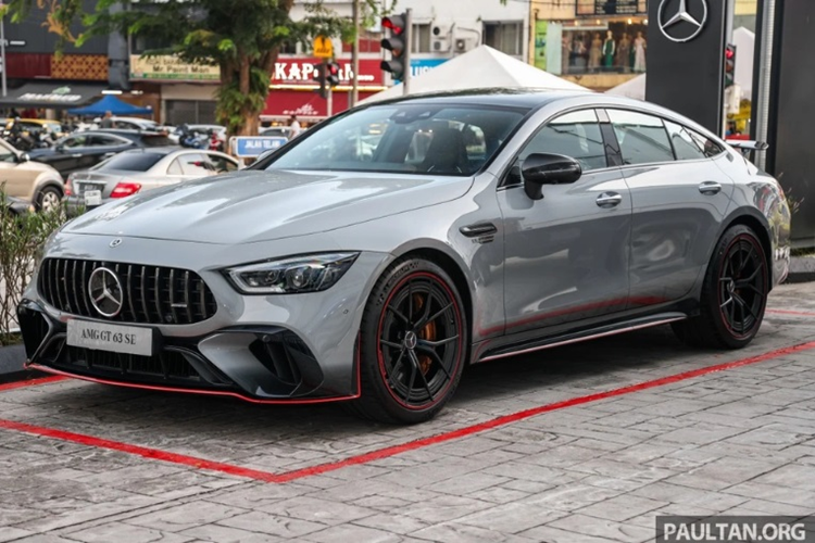 Ở phiên bản Mercedes-AMG GT 63 S E Performance F1 Edition đặc biệt này, xe sở hữu màu sơn hàng thửa xám MANUFAKTUR Alpine Grey, đi kèm bộ tem họa tiết AMG cỡ lớn và các chi tiết viền đỏ bao quanh thân xe.