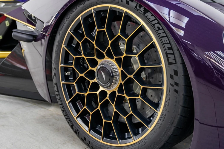 Ngay cả thiết kế mâm đa chấu của mẫu hypercar này được được tô điểm với họa tiết màu vàng, kích thước 20 inch ở cầu trước và 21 inch ở cầu sau.