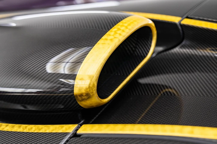 Việc áp dụng các chất liệu siêu nhẹ giúp khối lượng khô của xe đạt mức 1.270 kg. Sử dụng hộp số ly hợp đơn Ricardo 7 cấp, chiếc xe có khả năng tăng tốc 0-97 km/h trong 2,5 giây, trước khi đạt tốc độ tối đa hơn 400 km/h.