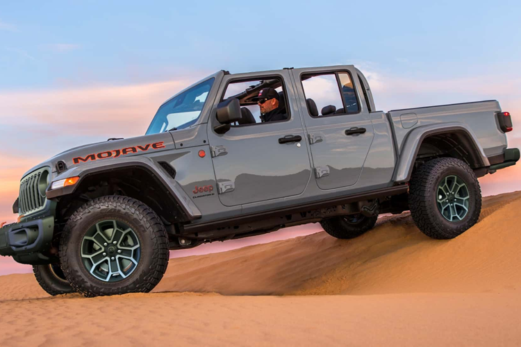 Chỉ có duy nhất hệ thống truyền động là không nhận được sự điều chỉnh nào. Gladiator 2024 tiếp tục trang bị động cơ V6 3.6 lít của Jeep, tạo ra công suất 285 mã lực và mô-men xoắn 352 Nm, có thể kết hợp với hộp số sàn 6 cấp hoặc hộp số tự động 8 cấp.