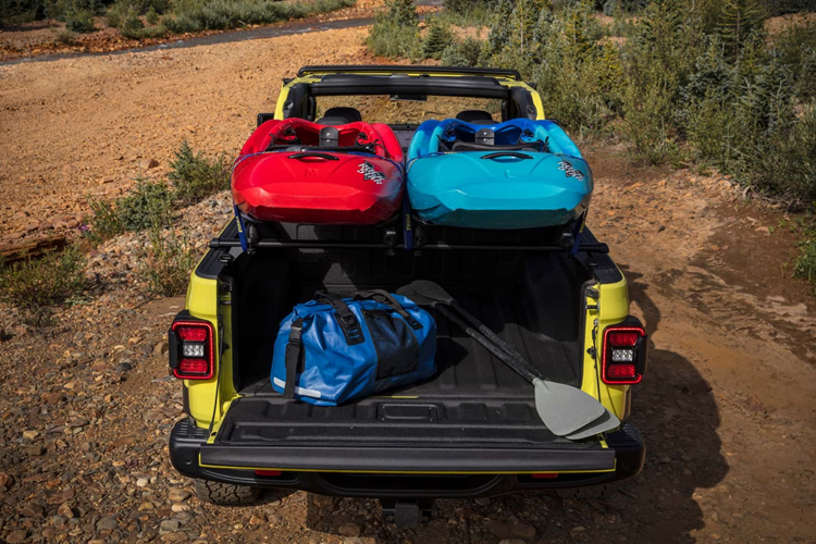 Bán tải Jeep Gladiator 2024 sở hữu lưới tản nhiệt với 7 khe gió kiểu mới, từng lần đầu tiên được giới thiệu trên Wrangler mới. Có tất cả 9 lựa chọn màu ngoại thất, bao gồm 1 màu mới là Anvil.