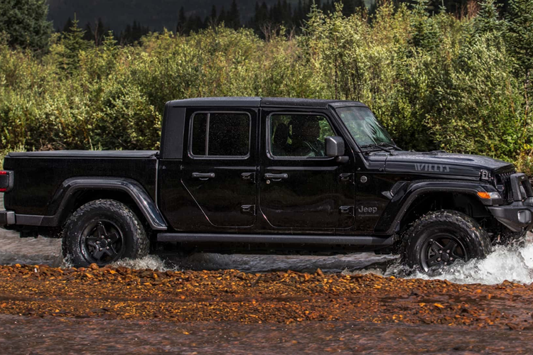 Mẫu xe bán tải Jeep Gladiator 2024 bản Sport S giảm giá nhiều nhất khi rẻ hơn bản tương ứng của đời 2023 tới 3.085 USD (76 triệu đồng). Bản Willys cũng được giảm giá, thấp hơn đời 2023 số tiền 2.035 USD (50 triệu đồng).