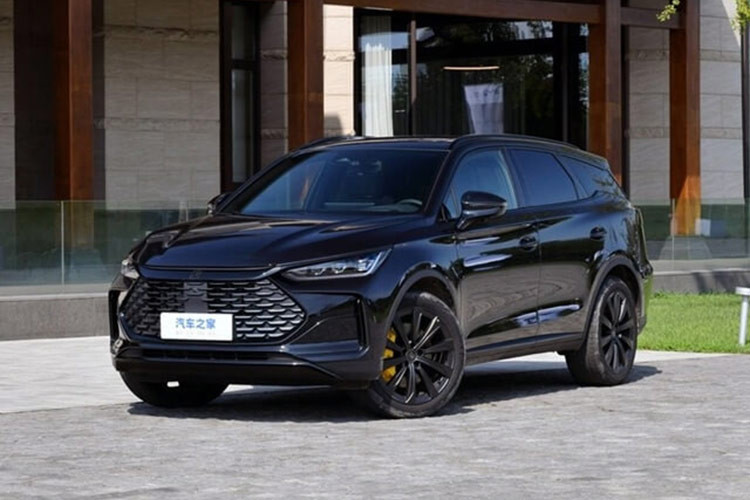 Mức giá xe BYD Tang DM-i 2025 dao động từ 179.800 - 207.800 nhân dân tệ (tương đương 640 - 740 triệu đòng cho bốn phiên bản. Dự kiến, mẫu xe này cũng sẽ sẽ trình làng khách Việt vào tháng 10, nhập khẩu từ Trung Quốc.