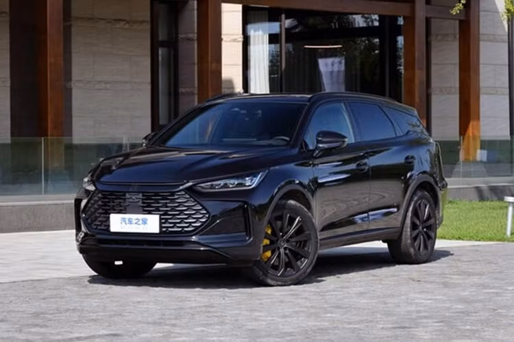 Mức giá xe BYD Tang DM-i 2025 dao động từ 179.800 - 207.800 nhân dân tệ (tương đương 640 - 740 triệu đòng cho bốn phiên bản. Dự kiến, mẫu xe này cũng sẽ sẽ trình làng khách Việt vào tháng 10, nhập khẩu từ Trung Quốc.