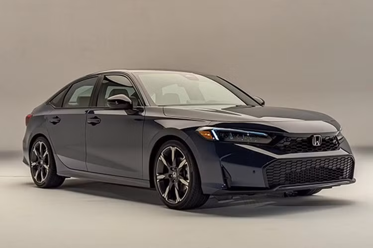 Xe hiện có 2 tùy chọn động cơ, bao gồm máy xăng thông thường và hybrid. Đầu tiên là động cơ xăng 4 xi-lanh, tăng áp, dung tích 1.5L với công suất tối đa 178 mã lực và mô-men xoắn cực đại 240 Nm. Sức mạnh được truyền tới bánh thông qua hộp số tự động biến thiên vô cấp CVT.