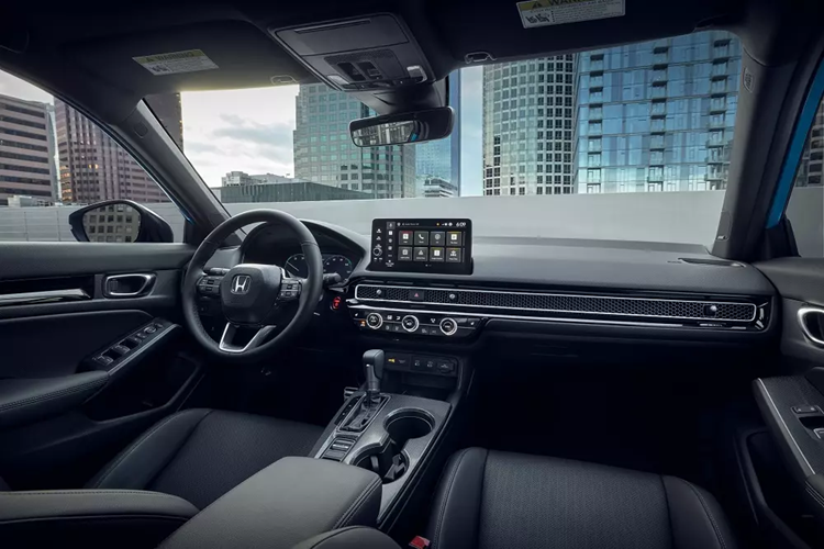 Ở thị trường Mỹ, xe có thêm cổng USB Type C tiêu chuẩn cùng màn hình cảm ứng trung tâm 9 inch mới, hỗ trợ các ứng dụng Google và tương thích với Android Auto/Apple CarPlay không dây. Động cơ của Honda Civic 2025 tại thị trường Đông Nam Á dự kiến không thay đổi.