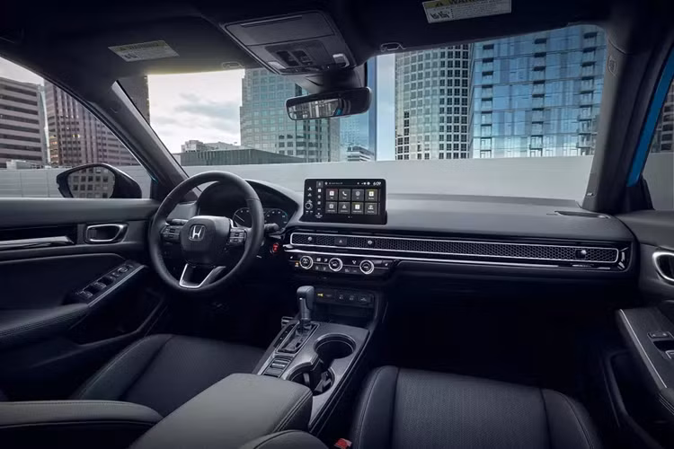 Ở thị trường Mỹ, xe có thêm cổng USB Type C tiêu chuẩn cùng màn hình cảm ứng trung tâm 9 inch mới, hỗ trợ các ứng dụng Google và tương thích với Android Auto/Apple CarPlay không dây. Động cơ của Honda Civic 2025 tại thị trường Đông Nam Á dự kiến không thay đổi.