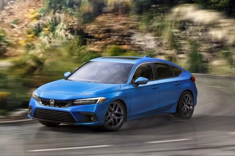 Honda Civic là mẫu xe có doanh số khá ổn định ở Việt Nam, không cao nhưng cũng không quá thấp. Trong 6 tháng đầu năm nay, hãng Honda đã bán được 786 chiếc Civic cho người Việt, đứng thứ 4 trong phân khúc. Sở dĩ Honda Civic chưa thể bật lên được về mặt doanh số vì giá bán khá cao, dao động từ 730 - 870 triệu đồng.