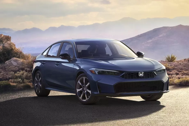 Tương tự xe ở Mỹ, mẫu xe sedan Honda Civic 2025 dành cho Thái Lan cũng được cải tiến nhẹ trong thiết kế ngoại thất. Theo đó, xe được bổ sung lưới tản nhiệt dày dặn hơn và tách rời với đèn pha thay vì tạo cảm giác nối liền như trước.