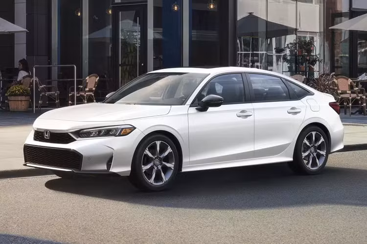 Cả lưới tản nhiệt và hốc gió trung tâm đều đi kèm mắt lưới tổ ong mới thay cho nan nằm ngang, tạo cảm giác thể thao hơn. Ngoài ra, hốc gió trung tâm trên cản trước còn có thiết kế góc cạnh hơn với viền bao quanh màu đen. Hốc đèn sương mù ở hai góc cản trước đã biến mất, thay bằng khe gió mới.