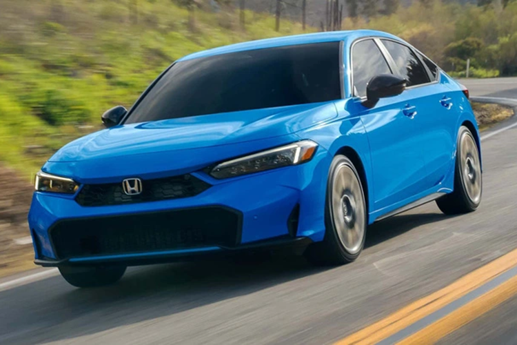 Thứ hai là hệ truyền động hybrid, bao gồm máy xăng 4 xi-lanh, dung tích 2.0L với công suất tối đa 141 mã lực và 2 mô-tơ điện. Một mô-tơ điện của xe đóng vai trò máy phát điện trong khi mô-tơ còn lại truyền động cho xe. Honda Civic phiên bản hybrid có công suất tổng cộng 184 mã lực và mô-men xoắn cực đại 315 Nm.