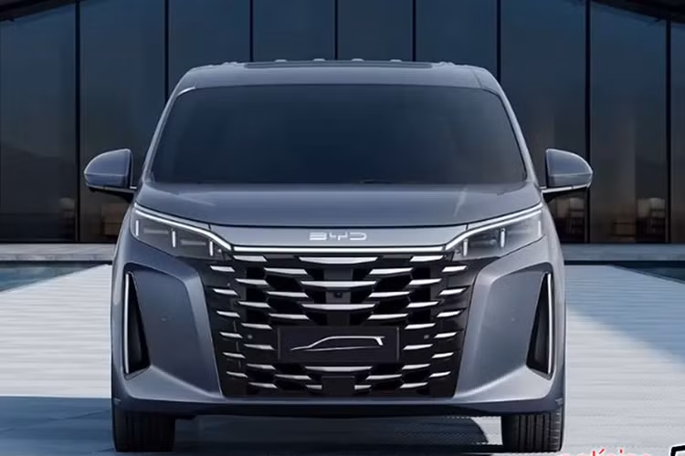 BYD Xia sẽ được trang bị hệ thống hỗ trợ người lái DiPilot. Mẫu MPV này cũng được tích hợp công nghệ kiểm soát thân xe thông minh BYD DiSus-C, có khả năng điều chỉnh độ mềm của hệ thống treo tùy theo điều kiện vận hành.