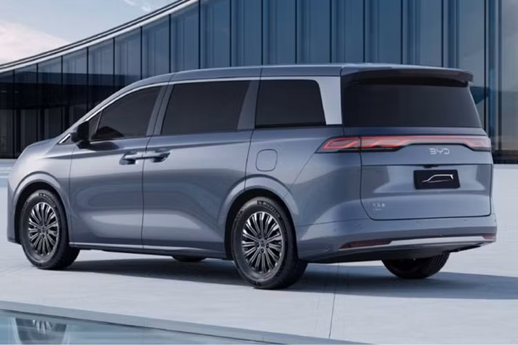 BYD Xia sở hữu kích thước khá đồ sộ với các số đo dài x rộng x cao lần lượt là 5.145 x 1.970 x 1.805 mm, chiều dài cơ sở 3.045 mm. So với Denza D9, mẫu MPV này ngắn hơn 105 mm, rộng hơn 10 mm và thấp hơn 115 mm. Xe có không gian nội thất gồm 7 chỗ ngồi với cách bố trí 2 + 2 + 3.