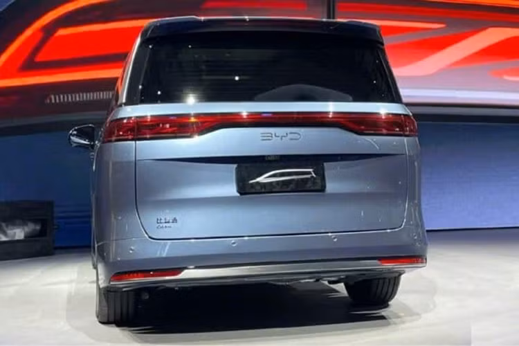 Về hệ truyền động, BYD Xia sẽ sử dụng hệ truyền động hybrid gồm động cơ BYD472ZQB 1.5 lít tăng áp với công suất tối đa 115 kW (154 mã lực), kết hợp một mô tơ điện có công suất 268 mã lực. Đi kèm là cụm pin LFP 36.628 kWh, cung cấp quãng đường di chuyển thuần điện khoảng 145 km (theo tiêu chuẩn CLTC).