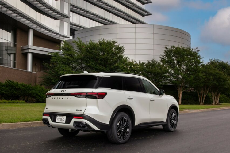 Giá xe Infiniti QX60 2025 bắt đầu ở mức 50.200 USD cho phiên bản Pure tiêu chuẩn, 56.800 USDcho phiên bản Luxe hoặc thêm 1.900 USD để chọn gói Black Edition Package. Phiên bản cao hơn Luxe là QX60 Sensory, có giá từ 59.100 USD trong khi đứng đầu trong phân khúc là QX60 Autograph với giá 66.150 USD.