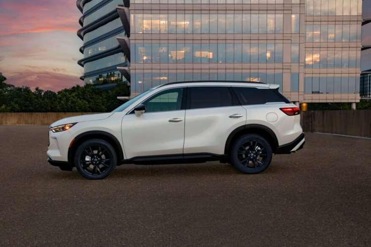 Ngoài ra, phiên bản đặc biệt này của QX60 được trang bị tiêu chuẩn bộ mâm xe 20 inch màu đen đặc trưng và thanh ray trên nóc màu đen bóng. Các chi tiết màu đen trải dài khắp viền lưới tản nhiệt và các logo, ngoài ra logo ở phía trước giờ đây được chiếu sáng, tăng thêm cảm giác sang trọng cho chiếc SUV.