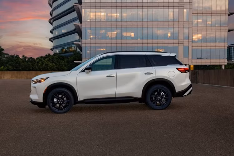 Ngoài ra, phiên bản đặc biệt này của QX60 được trang bị tiêu chuẩn bộ mâm xe 20 inch màu đen đặc trưng và thanh ray trên nóc màu đen bóng. Các chi tiết màu đen trải dài khắp viền lưới tản nhiệt và các logo, ngoài ra logo ở phía trước giờ đây được chiếu sáng, tăng thêm cảm giác sang trọng cho chiếc SUV.