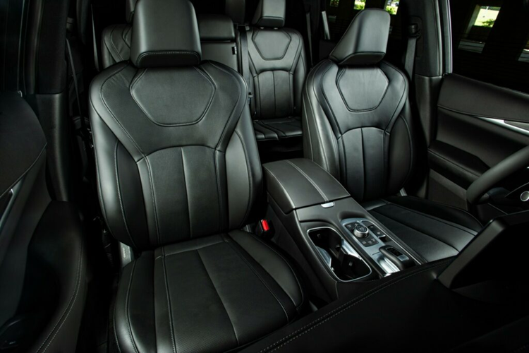 Ngoài ra, các biến thể QX60 Luxe sẽ được trang bị tiêu chuẩn hệ thống âm thanh 17 loa. Đối với phiên bản 2025, nhiều công nghệ hơn được tích hợp vào QX60. Tất cả các mẫu xe đều được trang bị tiêu chuẩn với màn hình thông tin giải trí 12,3 inch có Android Auto, Apple CarPlay và đài SiriusXM.