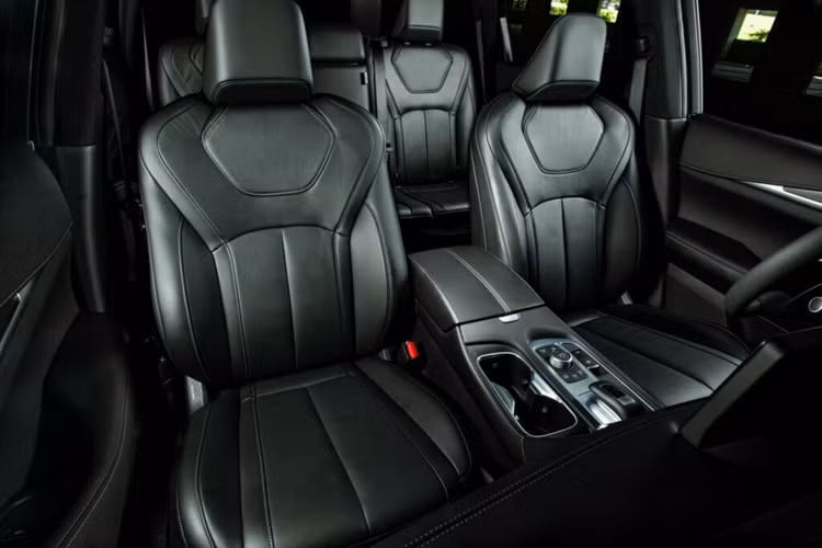 Ngoài ra, các biến thể QX60 Luxe sẽ được trang bị tiêu chuẩn hệ thống âm thanh 17 loa. Đối với phiên bản 2025, nhiều công nghệ hơn được tích hợp vào QX60. Tất cả các mẫu xe đều được trang bị tiêu chuẩn với màn hình thông tin giải trí 12,3 inch có Android Auto, Apple CarPlay và đài SiriusXM.