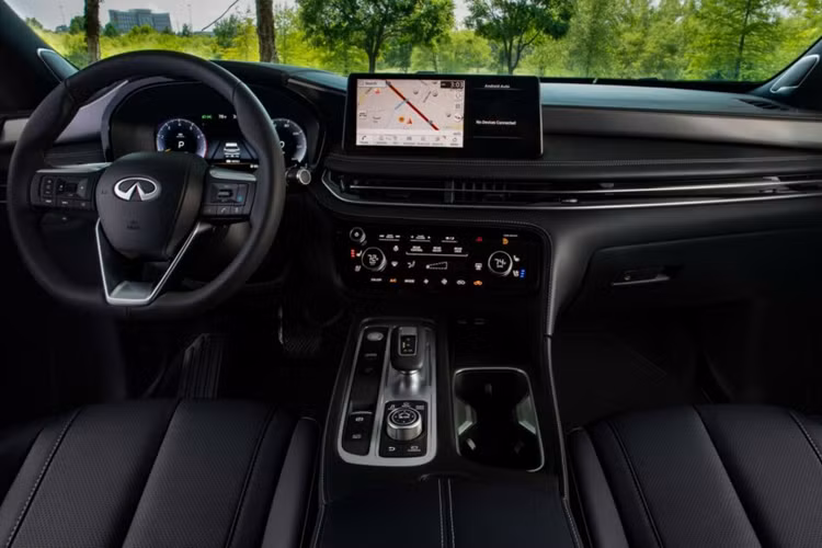 Bất kể người mua có chọn Black Edition Package hay không, tất cả các mẫu QX60 2025 sẽ đi kèm với chìa khóa thông minh mới có chức năng mở khóa không dùng chìa cũng như tự động khóa cửa khi rời khỏi vùng cảm biến.