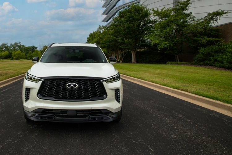 Mẫu xe SUV Infiniti QX60 2025 cũng được trang bị thêm gói Black Edition Package mới với những chi tiết màu đen giúp tăng phần dữ dằn cho ngoại thất của xe.