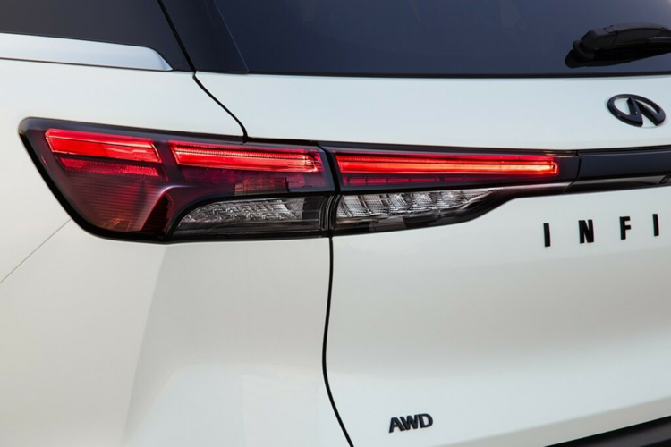 Infiniti cũng đã trang bị cho chiếc SUV này Hệ thống camera xung quanh xe với khả năng phát hiện vật thể chuyển động, Gương chiếu hậu thông minh, Nhận dạng biển báo giao thông và Hỗ trợ ProPILOT với hỗ trợ Navi-link để lái xe trên đường cao tốc một làn.