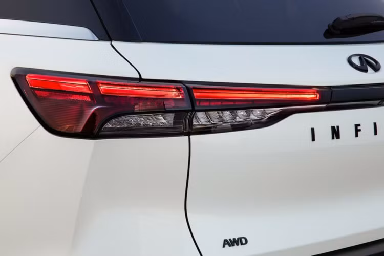 Infiniti cũng đã trang bị cho chiếc SUV này Hệ thống camera xung quanh xe với khả năng phát hiện vật thể chuyển động, Gương chiếu hậu thông minh, Nhận dạng biển báo giao thông và Hỗ trợ ProPILOT với hỗ trợ Navi-link để lái xe trên đường cao tốc một làn.