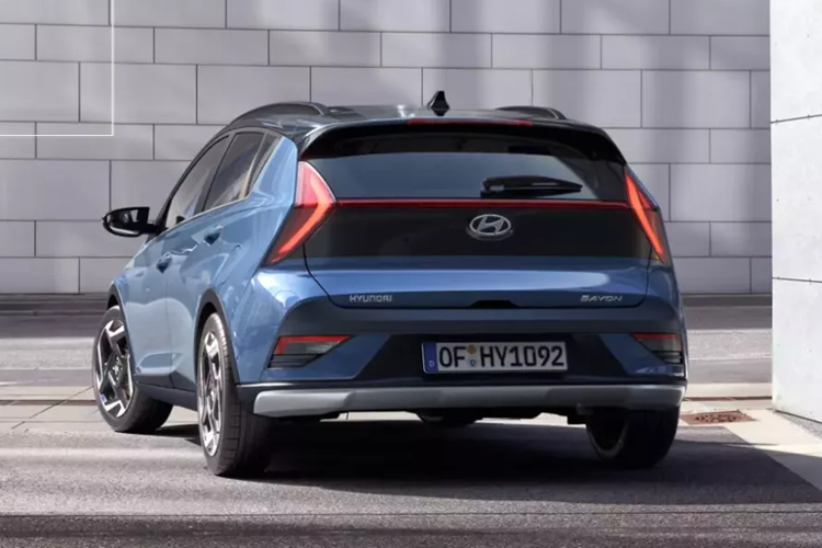 Ở thị trường Đức, xe có thêm tùy chọn động cơ là máy xăng 1.2L với công suất tối đa 83 mã lực. Động cơ 1.0L có thể kết hợp với hộp số sàn 6 cấp hoặc hộp số tự động ly hợp kép DCT 7 cấp. Riêng động cơ 1.2L chỉ đi với hộp số sàn 5 cấp. Hiện giá xe Hyundai Bayon 2024 ở thị trường châu Âu chưa được công bố.