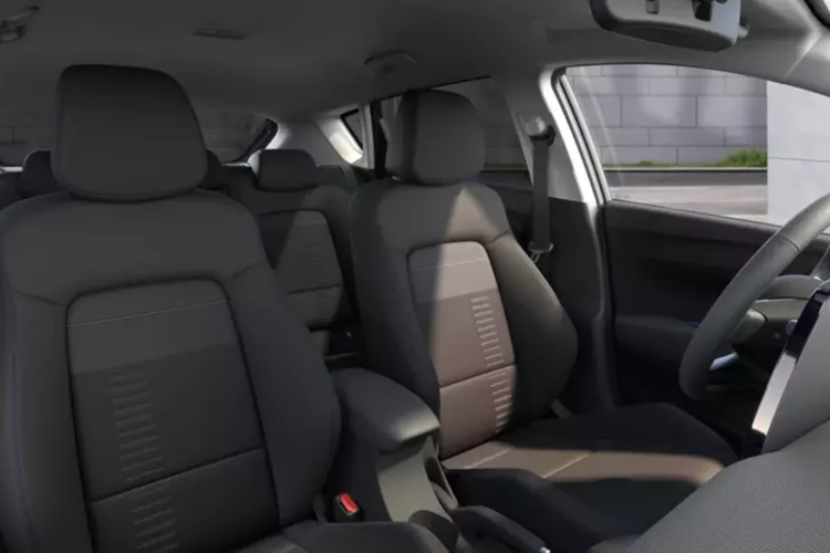 Tương tự đầu xe, khu vực phía sau cũng đã được cải tiến nhẹ. Điều này thể hiện qua cản sau mới, tích hợp cụm đèn có thiết kế hiện đại hơn. Trong khi đó, đèn hậu LED hình chữ "H" của Hyundai Bayon 2024 vẫn giữ nguyên như cũ, gợi liên tưởng đến Stargazer đang bán tại Việt Nam.