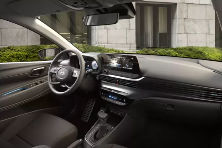 Thay đổi tiếp theo của mẫu xe Hàn Quốc này là lưới tản nhiệt với thiết kế hình lục giác mới và thu nhỏ kích thước. Đồng thời, lưới tản nhiệt cũng nối liền với đèn pha thay vì tách rời như phiên bản cũ. Cản trước của Hyundai Bayon 2024 đã được làm mới với nẹp màu bạc bao quanh hốc gió trung tâm cứng cáp và thể thao hơn.