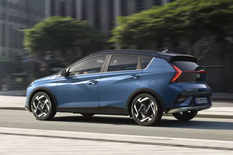 Hệ thống định vị trên xe hiện đã hỗ trợ cập nhật qua Wifi. Đáng tiếc là động cơ của Hyundai Bayon 2024 không có gì mới. Xe vẫn dùng máy xăng 3 xi-lanh, tăng áp, dung tích 1.0L với 2 mức sức mạnh là 98 mã lực/172 Nm và 118 mã lực/172 Nm.