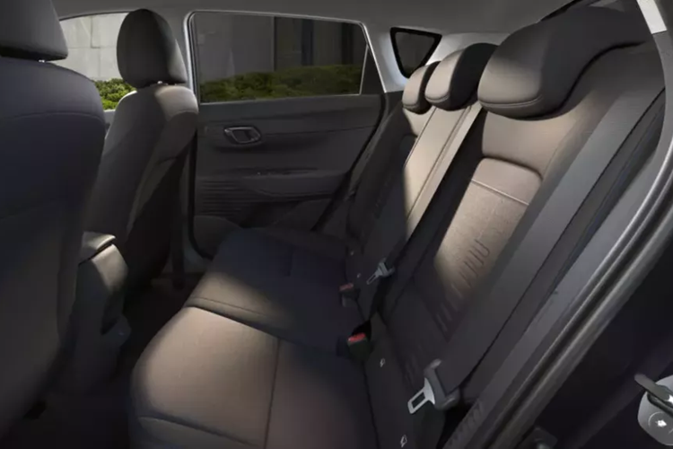 Điểm mới còn lại của mẫu SUV đô thị này là vành la-zăng. Bộ vành này có thiết kế đa chấu, phay xước 2 màu khá đặc trưng của xe Hyundai. Trong khi đó, kích thước của xe giữ nguyên với chiều dài x rộng x cao lần lượt 4.180 x 1.775 x 1.490/1.500 mm và chiều dài cơ sở 2.580 mm. 