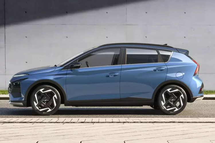 Phía trên là dải đèn LED định vị ban ngày nằm vắt ngang đầu xe, tương tự các mẫu ô tô Hyundai đời mới như Kona, Elantra hay Accent. Trong khi đó, cụm đèn pha LED cỡ lớn của xe nằm bên dưới, ngay phía trên khe gió hình tam giác.