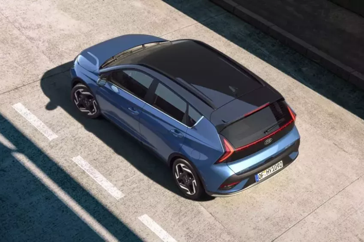 Với kích thước này, xe được định vị giữa phân khúc SUV hạng A và hạng B. Bên trong xe, Hyundai Bayon 2024 có thêm một số trang bị mới như màn hình cảm ứng trung tâm 10,25 inch tiêu chuẩn, thay cho loại 8 inch cũ. Bảng đồng hồ kỹ thuật số 10,25 inch cũng là trang bị tiêu chuẩn của xe ở mọi thị trường