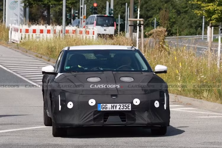 Nền tảng này có thể hỗ trợ bộ pin với dung lượng 58,3 - 81,4 kWh, cho quãng đường di chuyển lên đến hơn 600 km/ lần sạc. Theo một số nguồn tin, Kia EV4 có hệ thống truyền động gồm 1 mô-tơ điện đặt ở trục trước, cho công suất 204 mã lực.