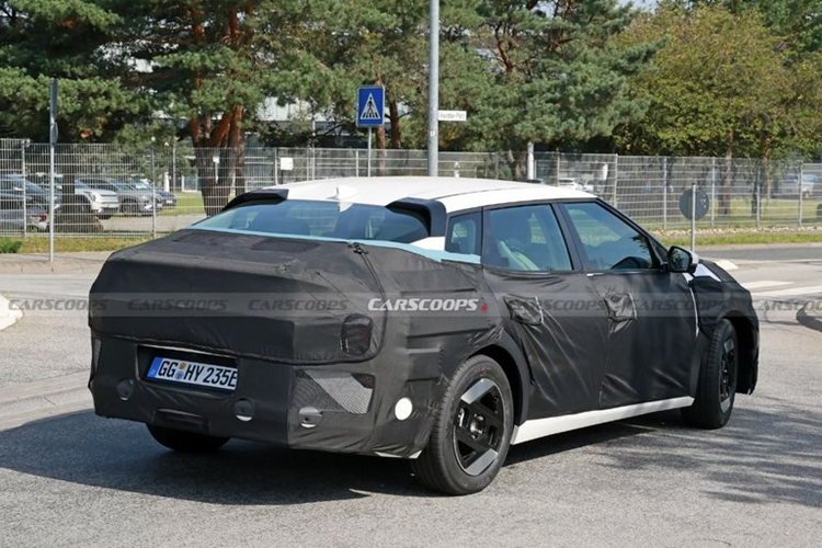 Dựa trên các sản phẩm ra mắt gần đây của Kia, có thể dự đoán EV4 nhiều khả năng sẽ được trang bị hệ thống thông tin giải trí hiện đại với màn hình cảm ứng lớn, tích hợp Apple CarPlay và Android Auto, hệ thống âm thanh cao cấp và tính năng cập nhật phần mềm qua mạng (OTA).