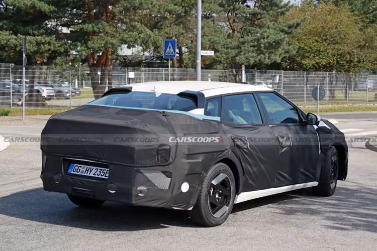 Dựa trên các sản phẩm ra mắt gần đây của Kia, có thể dự đoán EV4 nhiều khả năng sẽ được trang bị hệ thống thông tin giải trí hiện đại với màn hình cảm ứng lớn, tích hợp Apple CarPlay và Android Auto, hệ thống âm thanh cao cấp và tính năng cập nhật phần mềm qua mạng (OTA).