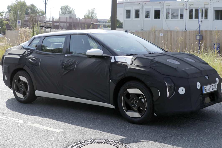 Khả năng tăng tốc 0-100km/h của xe được cho nằm trong khoảng 7,4-7,7 giây tùy thuộc vào loại pin được trang bị. Trong khi thiết kế bên ngoài của mẫu xe sedan Kia EV4 bản thương mại được dự đoán không khác quá nhiều so với bản concept thì không gian nội thất của mẫu xe này vẫn còn là một điều bí ẩn.