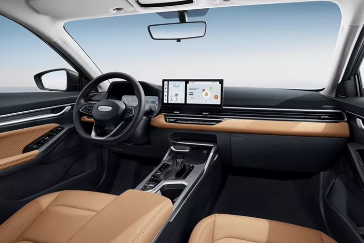 Về nội thất, là một mẫu xe facelift, vì thế, Geely Emgrand 2025 tuân theo phong cách thiết kế tổng thể của mẫu cũ, đồng thời bổ sung thêm cách phối màu nội thất mới của Orange Wind Wanli, giúp hiệu ứng hình ảnh tổng thể trở nên ấm áp hơn.