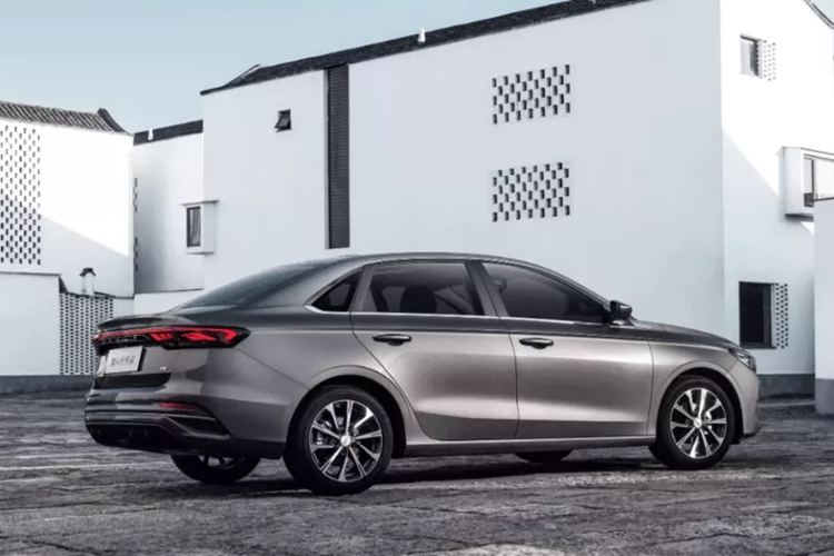 Cụ thể, xe Geely Emgrand 2025 sử dụng lưới tản nhiệt phía trước thác mây chảy, kết hợp với hình hút gió ba tầng bên dưới giúp mở rộng tầm nhìn ngang của xe một cách thích hợp.