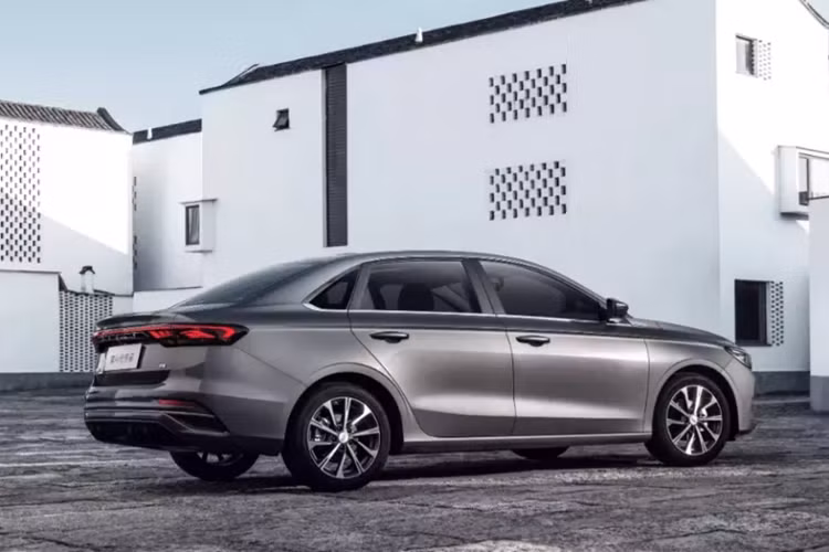 Cụ thể, xe Geely Emgrand 2025 sử dụng lưới tản nhiệt phía trước thác mây chảy, kết hợp với hình hút gió ba tầng bên dưới giúp mở rộng tầm nhìn ngang của xe một cách thích hợp.