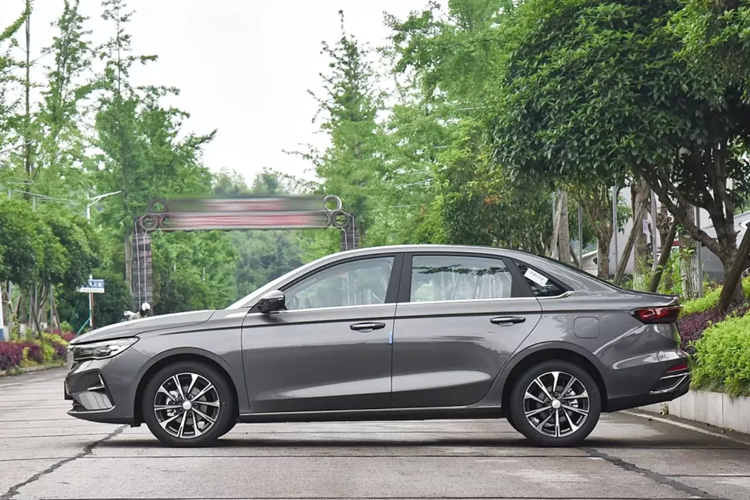 Xem xét về ngoại hình, mặc dù là một mẫu xe facelift, nhưng hình dáng tổng thể của mẫu xe sedan Geely Emgrand 2025 về cơ bản giống với mẫu cũ, sự khác lạ nhỏ nhoi chỉ đến từ việc xe có lưới tản nhiệt phía trước chủ yếu được nâng cấp và lắp đặt logo thương hiệu màu bạc mới.