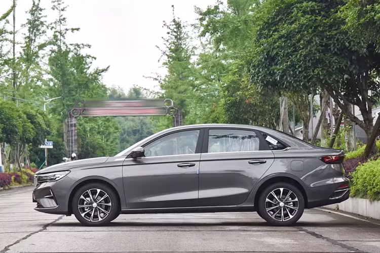 Xem xét về ngoại hình, mặc dù là một mẫu xe facelift, nhưng hình dáng tổng thể của mẫu xe sedan Geely Emgrand 2025 về cơ bản giống với mẫu cũ, sự khác lạ nhỏ nhoi chỉ đến từ việc xe có lưới tản nhiệt phía trước chủ yếu được nâng cấp và lắp đặt logo thương hiệu màu bạc mới.