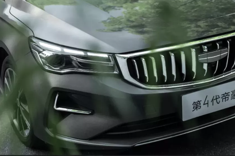 Nhìn vào phần hông xe, Geely Emgrand 2025 có những đường gân hông mượt mà, gọn gàng mà Geely họ đã gọi là đường gân sắc sảo chạy ngang trời, kéo dài từ chắn bùn trước tới đuôi xe, nối liền toàn bộ thân xe, tạo nên một tổng thể đầy đặn.